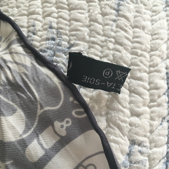 Authentic GUCCI Logos Motifs Grey + White Silk Hand Rolled Scarf - Picture 5 of 5